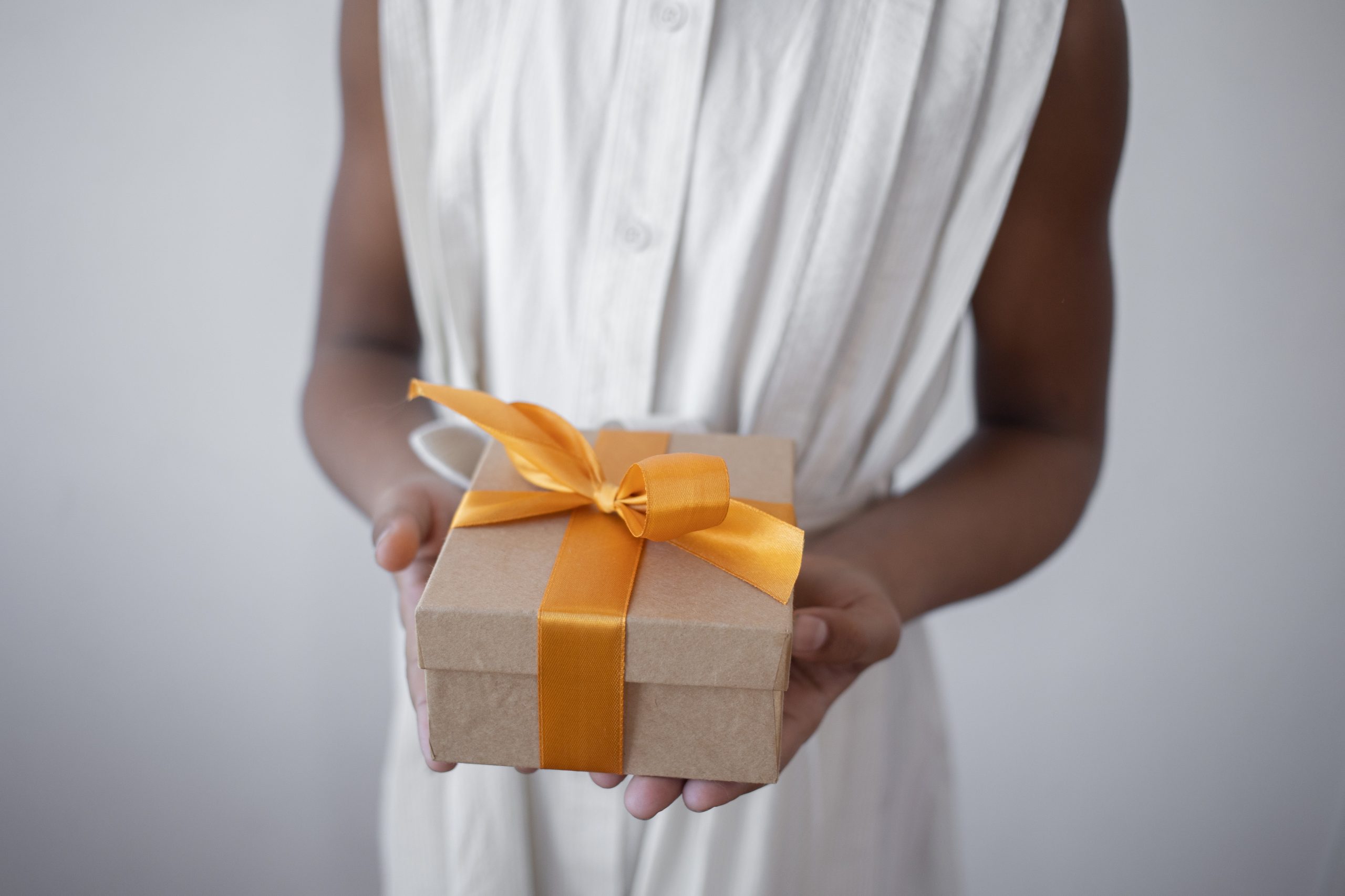An image of someone gifting.
